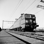 159511 Afbeelding van de electrische locomotief nr. 1311 (serie 1300) van de N.S. bij vertrek met de autoslaaptrein uit ...